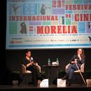 La cineasta argentina Lucrecia Martel habla durante una conferencia sobre su documental Nuestra Tierra con la periodista mexicana Columba Vértiz durante el Festival de Cine de Morelia, México, el lunes 13 de octubre de 2025. (AP Foto/Berenice Bautista)