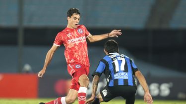 Federico Redondo, de Argentinos Junior, conduce el balón ante César Meli, de Liverpool de Uruguay, en un partido de la Copa Libertadores, disputado en Montevideo el martes 2 de mayo de 2023 (AP Foto/Matilde Campodonico)