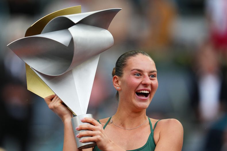 La ucraniana Marta Kostyuk celebra con el trofeo tras gana el Abierto de Madrid al vencer en la final a la rusa Mirra Andreeva el sábado 2 de mayo del 2026. (AP Foto/Manu Fernandez)