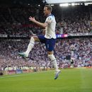 Harry Kane celebra tras anotar el primer gol de Inglaterra en la victoria 7-0 ante Macedonia del Norte en las eliminatorias de la Eurocopa, el lunes 19 de junio de 2023, en Manchester. (AP Foto/Dave Thompson)