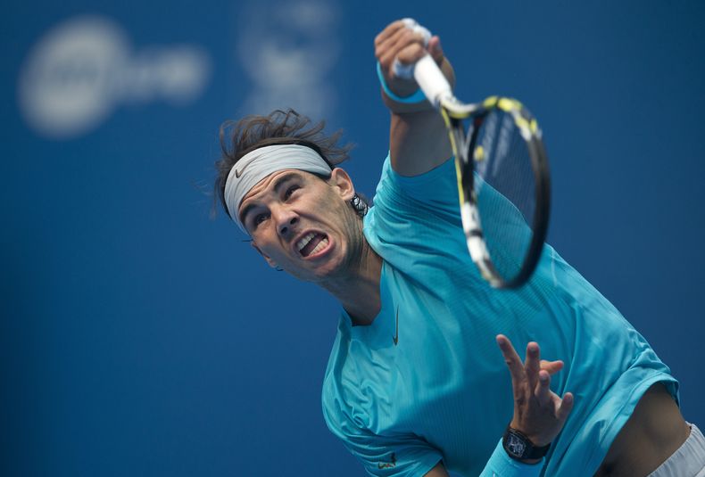 El espa&ntilde;ol Rafael Nadal realiza un saque ante el checo Tomas Berdych durante el partido de semifinales del Abierto de China en el Estadio Nacional de Tenis en Beijing, China, el s&aacute;bado 5 de octubre de 2013. Nadal asegur&oacute; la cima del r