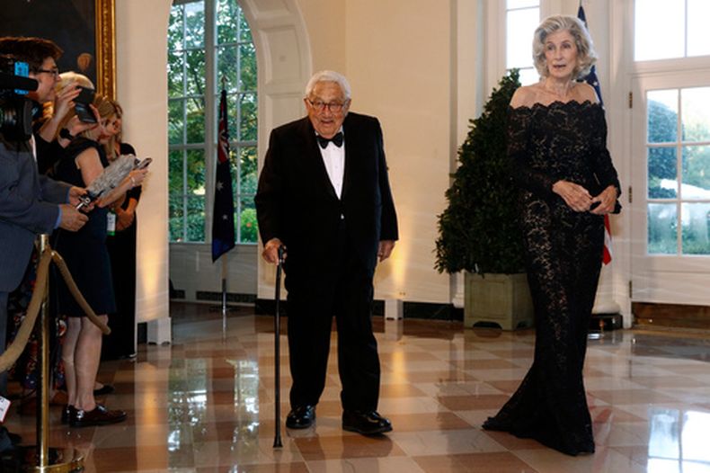 El ex secretario de Estado Henry Kissinger (izq) con su esposa Nancy Kissinger en la Casa Blanca en Washington el 20 de septiembre del 2019. (AP foto/Patrick Semansky)