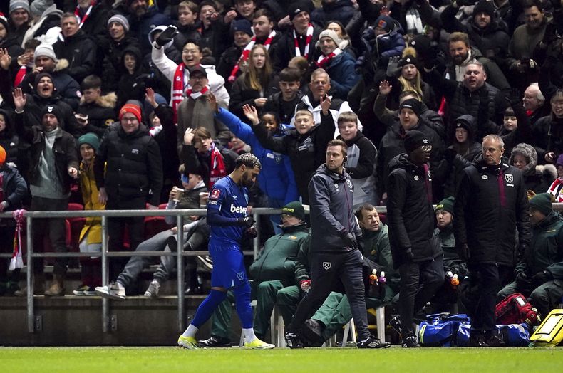 Said Benrahma de West Ham se va expulsado en el partido contra Bristol City en la tercera ronda de la Copa FA, el martes 16 de enero de 2023, en Bristol. (David Davies/PA vía AP)