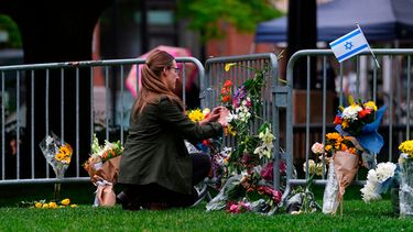 ARCHIVO – Una mujer coloca un ramo de flores en un monumento improvisado en honor de las víctimas de un ataque fuera del tribunal del condado de Boulder, Colorado, el 3 de junio de 2025, en Boulder, Colorado. (AP Foto/David Zalubowski, Archivo)