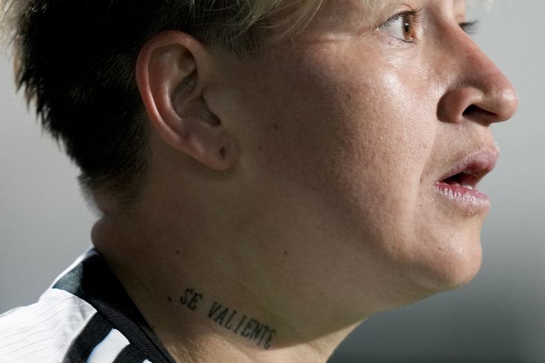 La argentina Yamila Rodríguez, con el tatuaje Se Valiente en el cuello, durante un amistoso contra Perú previo al Mundial femenino, el viernes 14 de julio de 2023, en San Nicolás, Argentina. (AP Foto/Natacha Pisarenko)