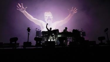 ARCHIVO - Ed Simons, izquierda, y Tom Rowlands de The Chemical Brothers durante su presentación en Field Day, el 20 de agosto de, 2022, en Victoria Park en Londres. Los Chemical Brothers lanzaron su 10mo álbum de estudio For That Beautiful Feeling, el viernes 8 de septiembre de 2023. (Foto Alberto Pezzali/Invision/AP, archivo)
