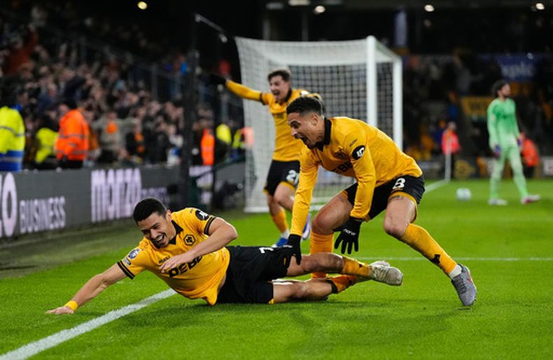 André, del Wolverhampton, se lanza al césped para festejar su tanto ante Liverpool, en un partido de la Liga Premier inglesa, disputado el martes 3 de marzo de 2026 (Nick Potts/PA via AP)