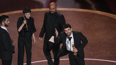 Basel Adra y de izquierda a derecha, Rachel Szor, Hamdan Ballal y Yuval Abraham aceptan el Oscar al mejor documental por No Other Land, el domingo 2 de marzo de 2025 en el Teatro Dolby de Los Ángeles. (AP Foto/Chris Pizzello)
