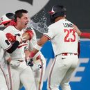 Alan Roden, centro izquierda, de los Mellizos de Minnesota, celebra con sus compañeros de equipo después de batear un sencillo decisivo que impulsó a Royce Lewis en la novena entrada del juego de béisbol de Grandes Ligas contra los Guardianes de Cleveland, el miércoles 8 de julio de 2026, en Minneapolis. (AP Foto/Joseph Scheller)