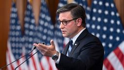 El presidente de la Cámara de Representantes, Mike Johnson, durante una conferencia de prensa en el séptimo día del cierre de gobierno, el martes 7 de octubre de 2025, en Washington. (AP Foto/J. Scott Applewhite)