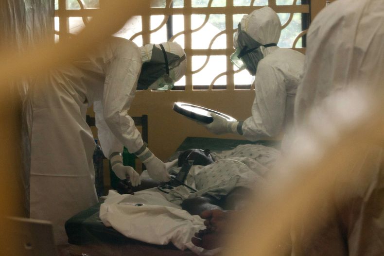 La trabajadora ha sido identificada como Amber Vinson y voló de Cleveland a Dallas el lunes en un avión comercial luego de haber atendido a Thomas Duncan el paciente de Ébola que viajo a Texas y luego murió.