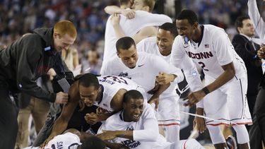 americateve | Los jugadores de Connecticut festejan luego de derrotar a Kentucky en la final del basquetbol colegial de Estados Unidos, el lunes 7 de abril de 2014, en Arlington, Texas  (AP Foto/David J. Phillip)