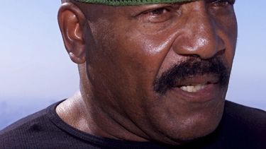 El miembro del Salón de la Fama del fútbol americano, Jim Brown, durante una conferencia de prensa en su residencia, el miércoles 4 de agosto de 1999, en el sector de Hollywood Hills, en Los Ángeles. (AP Foto/Damian Dovarganes, Archivo)