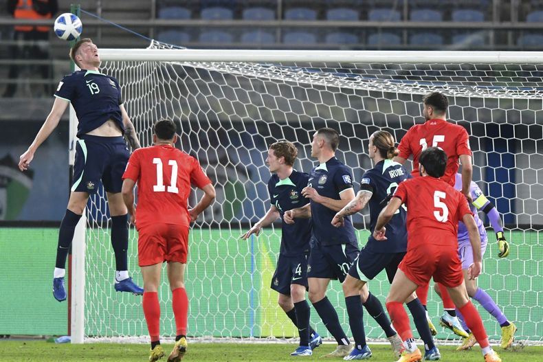 El australiano Harry Souttar cabecea el balón durante el partido contra Palestina por las eliminatorias del Mundial 2026, el martes 21 de noviembre de 2023, en Kuwait. (AP Foto/Jaber Abdulkhaleg)