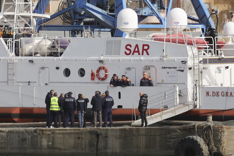 Un buque de la guardia costera italiana antes del traslado de migrantes desde Albania hacia Italia, en Shengjin en el noroeste de Albania, el 1 de febrero del 2025. (AP foto/Vlasov Sulaj)