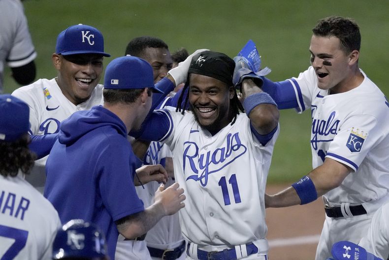 El venezolano Maikel García, de los Reales de Kansas City, festeja con sus compañeros tras anotar la carrera del triunfo ante los Medias Blancas de Chicago, el martes 5 de septiembre de 2023 (AP Foto/Charlie Riedel)