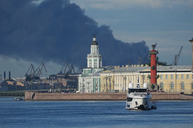 Una columna de humo negro se ve sobre el puerto de San Petersburgo en Rusia, el miércoles 3 de junio de 2026 tras un ataque de dron ucraniano. (AP Foto)