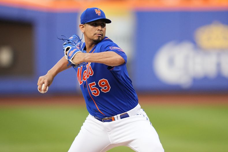 El venezolano Carlos Carrasco, de los Mets de Nueva York, lanza en el juego ante los Medias Blancas de Chicago, el martes 18 de julio de 2023 (AP Foto/Frank Franklin II)