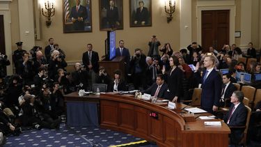 Exasesora de Trump debilita defensa en juicio político