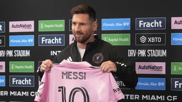Lionel Messi muestra su camiseta del Inter Miami durante una rueda de prensa, el jueves 17 de agosto de 2023, en Fort Lauderdale, Florida. (AP Foto/Marta Lavandier)