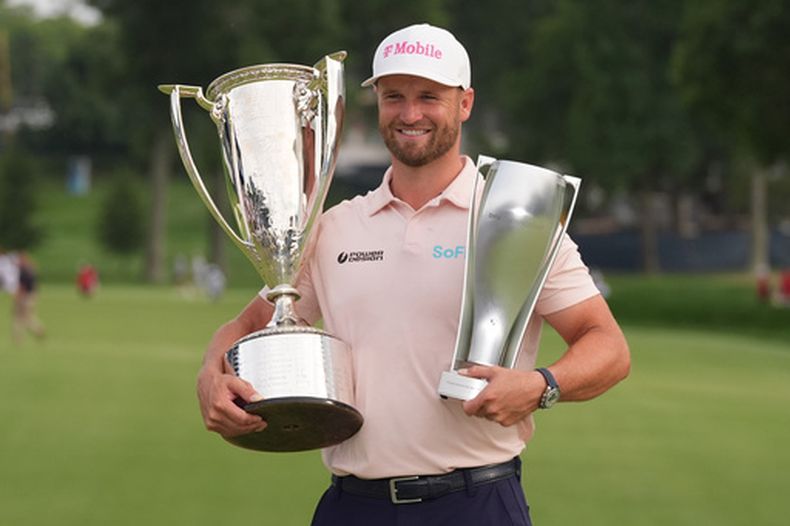 Wyndham Clark sostiene el trofeo Wanamaker y el trofeo BMW tras ganar el torneo de golf BMW Championship, el domingo 23 de agosto de 2026, en San Luis. (Foto AP/Jeff Roberson)