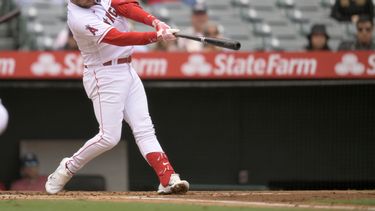 Brandon Drury (23) de los Angelinos de Los Ángeles conecta un jonrón ante los Atléticos de Oakland, el domingo 1 de octubre de 2023, en Anaheim. (AP Foto/John McCoy)