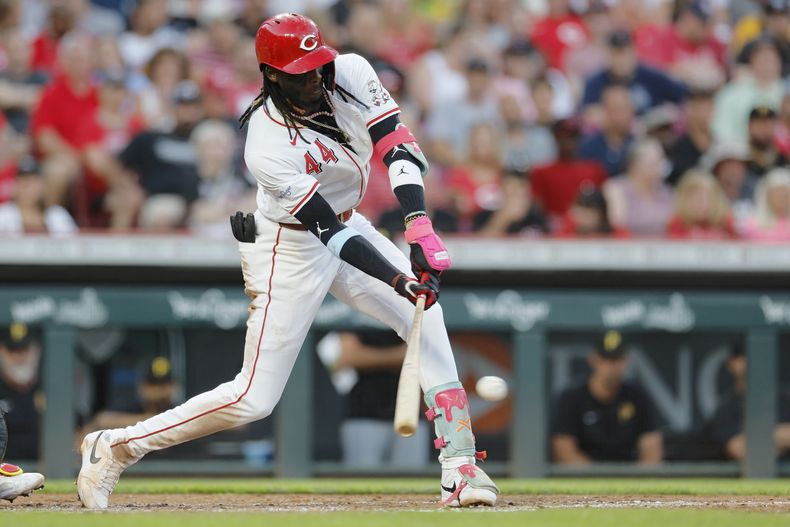 Elly De La Cruz de los Rojos de Cincinnati conecta un doble ante los Piratas de Pittsburgh, el lunes 24 de junio de 2024, en Cincinnati. (AP Foto/Jay LaPrete)