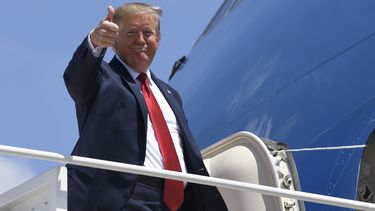 Trump habla a veteranos, recauda fondos para gobernador