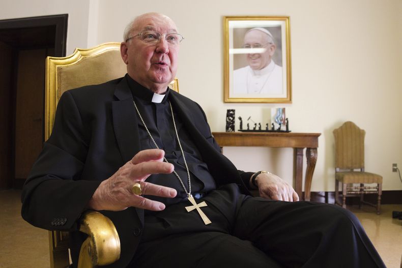 ARCHIVO - El cardenal Kevin Farrell, jefe de la oficina de laicos y familia del Vaticano, habla durante una entrevista con The Associated Press en Roma, el 31 de julio de 2018. (AP Foto/Paolo Santalucia, Archivo)