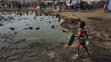 americateve | Imagen de archivo del 29 de diciembre de 2013 que muestra a un ni&ntilde;o desplazado de su hogar por los enfrentamientos en Sud&aacute;n del Sur jugando junto a un charco en un campo de refugiados. La organizaci&oacute;n no gubernamental M&eacute;dicos S