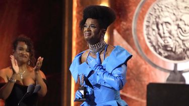 J. Harrison Ghee acepta el premio a mejor actor de un musical por Some Like It Hot en la 76a entrega anual de los premios Tony el domingo 11 de junio de 2023 en el teatro United Palace de Nueva York.(Foto Charles Sykes/Invision/AP)