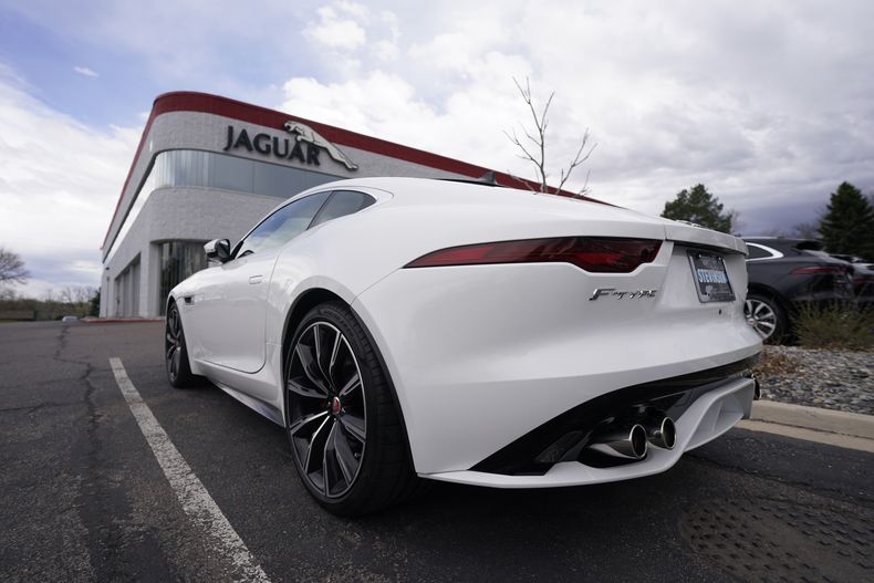 ARCHIVO – En esta imagen, tomada el domingo 2 de mayo de 2021, se muestra un cupé tipo F 2021 en una concesionaria de Jaguar en Littleton, Colorado. (AP Foto/David Zalubowski, Archivo)