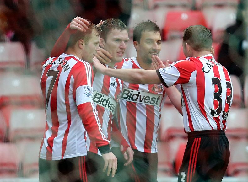 El jugador de Sunderland, Craig Gardner, segundo desde la izquierda, festeja un gol contra Southampton por la Copa de la FA el s&aacute;bado, 15 de febrero de 2014, en Sunderland, Inglaterra.(AP Photo/Scott Heppell)