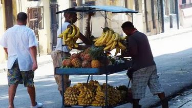 americateve | Pidieron ayuda a fuerzas de la Policía Nacional Revolucionaria para protegerse de unos vendedores de alimentos que la emprendieron contra ellos