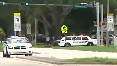 americateve | La presencia de un hombre armado que caminaba por los pasillos del plantel provocó que todos los alumnos fueran retenidos dentro de sus aulas de manera preventiva.