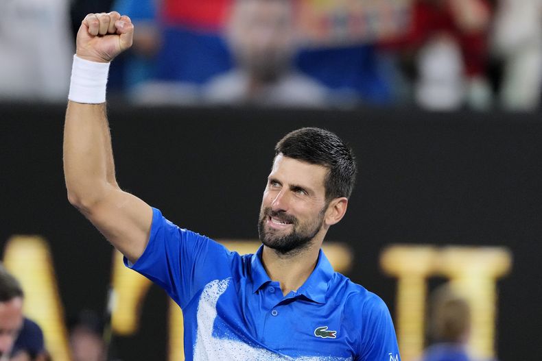 Novak Djokovic celebra su victoria sobre el portugués Jaime Faria en su partido de segunda ronda en el Abierto de Australia, en Melbourne, Australia, el miércoles 15 de enero de 2025. (AP Foto/Vincent Thian)
