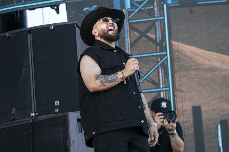 ARCHIVO - Carín León actúa durante el segundo fin de semana del Festival de Música y Artes de Coachella Valley el 21 de abril de 2024 en Indio, California. (Foto Amy Harris/Invision/AP, archivo)