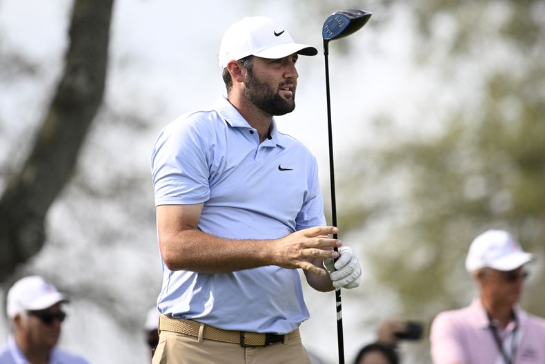 Scottie Scheffler observa su tiro de salida al hoyo 5 durante la segunda ronda del Arnold Palmer Invitational, el viernes 8 de marzo de 2024, en Orlando, Florida (AP Photo/Phelan M. Ebenhack)