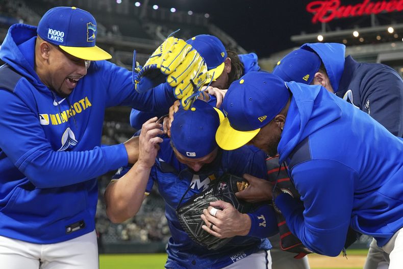 Ty France (centro), de los Mellizos de Minnesota, festeja con sus compañeros luego de conectar un jonrón de dos carreras ante los Reales de Kansas City, el viernes 23 de mayo de 2025 (AP Foto/Abbie Parr)