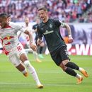 Christopher Nkunku (izquierda) de Leipzig y Marco Friedl del Werder Bremen pugnan por un balón en el partido de la Bundesliga, el domingo 14 de mayo de 2023. (Jan Woitas/dpa vía AP)