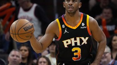 ARCHIVO- Chris Paul, de los Suns de Phoenix, lleva el balón en contra de los Clippers de Los Ángeles, durante la segunda mitad del Juego 5 de la serie de playoffs de la NBA, el 25 de abril de 2023, en Phoenix. (AP Foto/Matt York, Archivo)