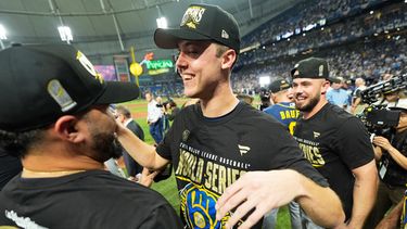 Jacob Misiorowski, de los Cerveceros de Milwaukee, cele celebra después de ganar la Serie Mundial frente a los Rays de Tampa Bay, el miércoles 28 de octubre de 2026, en St. Petersburg, Florida. (AP Foto/Ashley Landis)