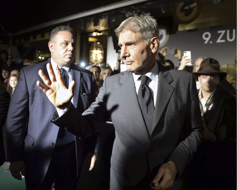 ARCHIVO - El actor y productor de cine estadounidense Harrison Ford llega para recibir el Premio a la Trayectoria en el Festival de Cine de Zúrich en Zúrich, Suiza, el 4 de octubre de 2013. (Walter Bieri/Keystone vía AP)