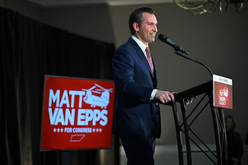 El candidato republicano Matt Van Epps se dirige a sus seguidores en una fiesta electoral tras anunciar su victoria en las elecciones especiales para el 7mo distrito legislativo de Estados Unidos, el martes 2 de diciembre de 2025, en Nashville, Tennessee. (Foto AP/John Amis)