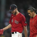 Chris Sale, izquierda, de Medias Rojas de Boston, camina rumbo al dugout después de haber sido retirado en la cuarta entrada del juego de béisbol en contra de los Rojos de Cincinnati, el jueves 1 de junio de 2023, en Boston. (AP Foto/Steven Senne)