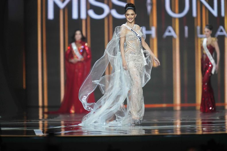 Miss Filipinas Ahtisa Manalo compite durante la final del 74º certamen de Miss Universo en la provincia de Nonthaburi, Tailandia, el viernes 21 de noviembre de 2025. (Foto AP/Sakchai Lalit)