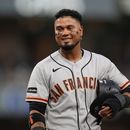 Luis Arraez, de los Gigantes de San Francisco, bromea con jugadores en la cueva de los Padres de San Diego mientras se encuentra en la primera base tras ser golpeado por un lanzamiento durante la cuarta entrada de un partido de béisbol el jueves 30 de julio de 2026, en San Diego. (Foto AP/Gregory Bull)