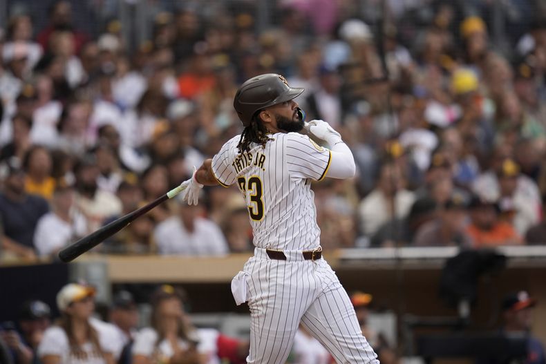 El dominicano Fernando Tatis Jr. de los Padres de San Diego, pega un jonrón en el juego del miércoles 18 de septiembre de 2024, ante los Astros de Houston (AP Foto/Gregory Bull)