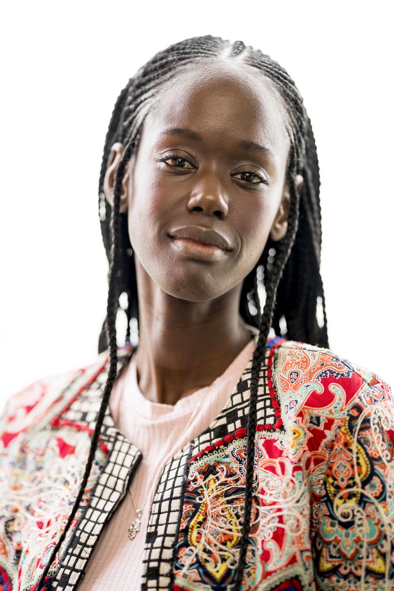 La directora Ramata-Toulaye Sy posa para promover la película Banel e Adama en la 76a edición del festival internacional de cine, Cannes, en el sur de Francia, el sábado 20 de mayo de 2023. (Foto Scott Garfitt/Invision/AP)
