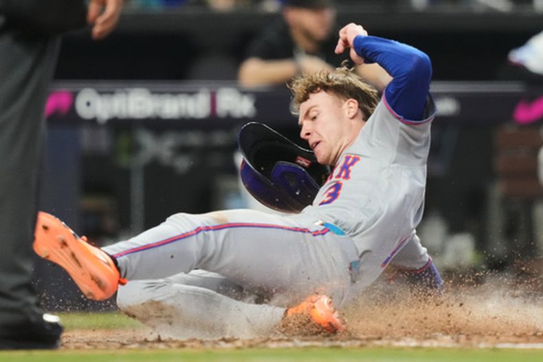 El jardinero de los Mets de Nueva York, Carson Benge, anota tras un doblete conectado por Marcus Semien durante la sexta entrada de un partido de béisbol contra los Marlins de Miami, el lunes 7 de septiembre de 2026, en Miami. (Foto AP/Lynne Sladky)